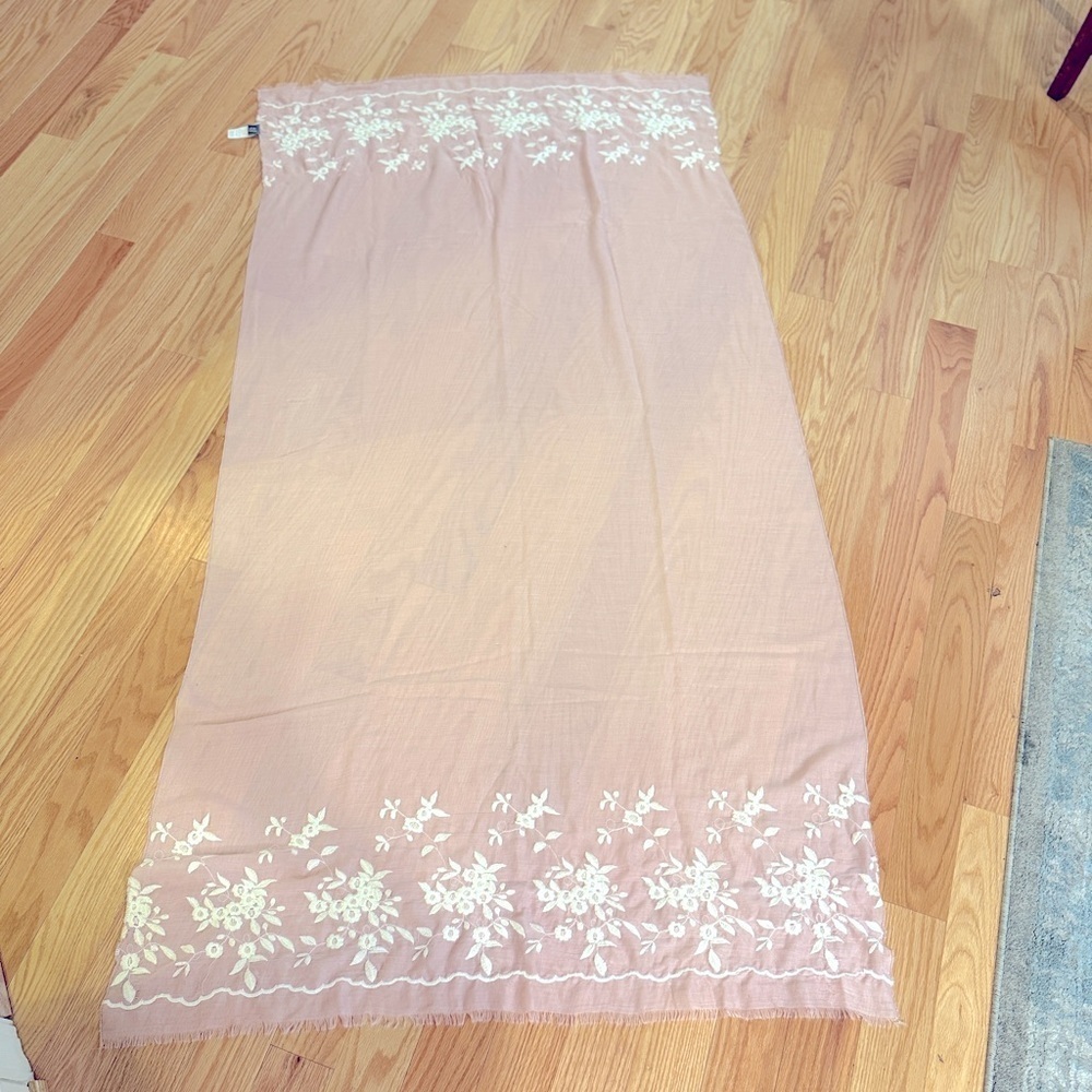 Light pink  and White Floral Embroidered Scarf in new conditions